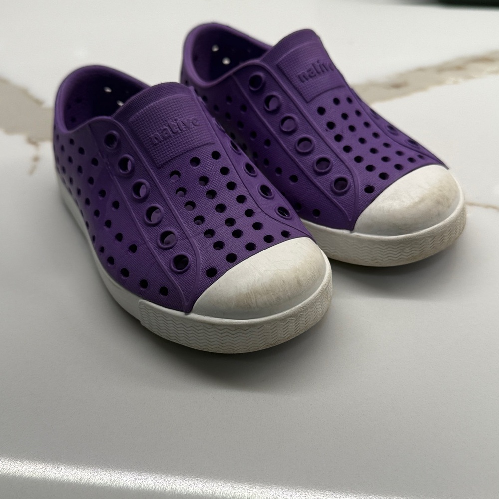 NATIVE Jefferson Purple Waterproof SlipOn Shoes Size C6